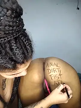 Snapshot of Vale_Nikol21 chatting on February 14, 1:28 am Vale Nikol21 online show from February 14, 1:28 am