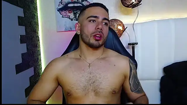 Snapshot of adamhairy chatting on June 3, 7:18 pm adamhairy online show from June 3, 7:18 pm