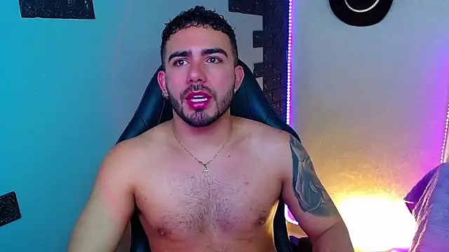 Snapshot of adamhairy chatting on July 1, 7:25 pm adamhairy online show from July 1, 7:25 pm