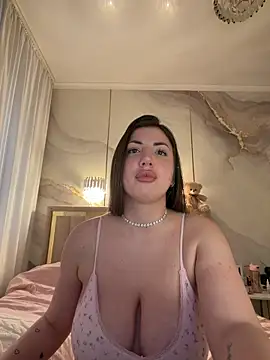 TiffaNoel online show from March 26, 2:15 pm