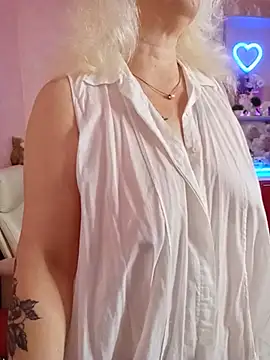 Snapshot of SquirtMilf00 chatting on July 17, 4:43 am SquirtMilf00 online show from July 17, 4:43 am
