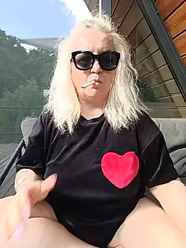 Snapshot of SquirtMilf00 chatting on July 8, 3:02 pm SquirtMilf00 online show from July 8, 3:02 pm
