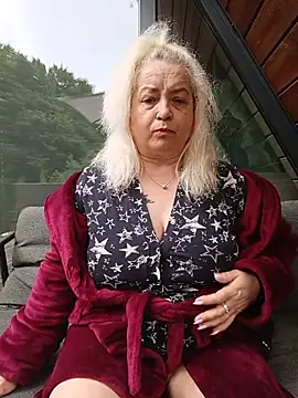 Snapshot of SquirtMilf00 chatting on July 11, 10:15 am SquirtMilf00 online show from July 11, 10:15 am