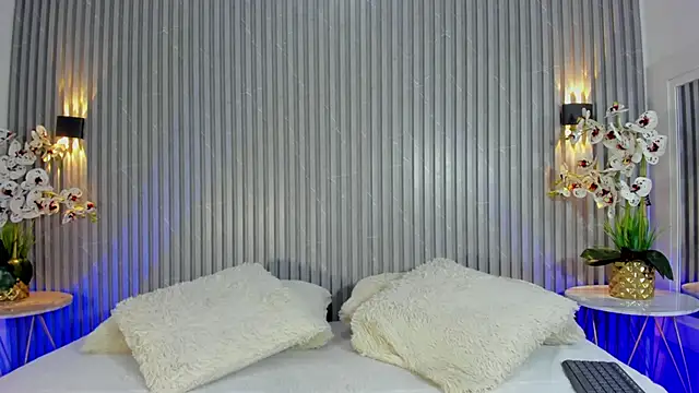 SOPHICOLLINS online show from September 19, 7:07 pm