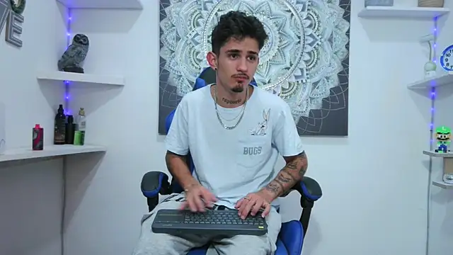 nextboywell1 online show from April 15, 4:18 am