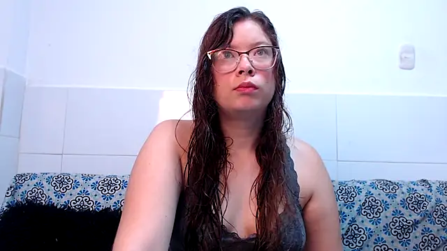 Snapshot of zoewhite2 chatting on November 17, 2:10 pm zoewhite2 online show from November 17, 2:10 pm