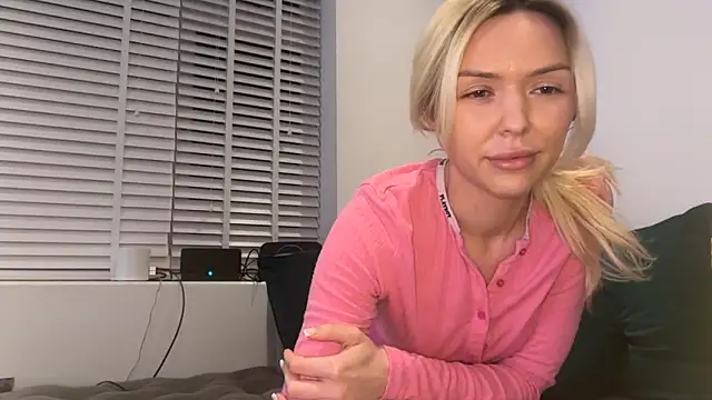 lolableux online show from March 27, 9:05 pm