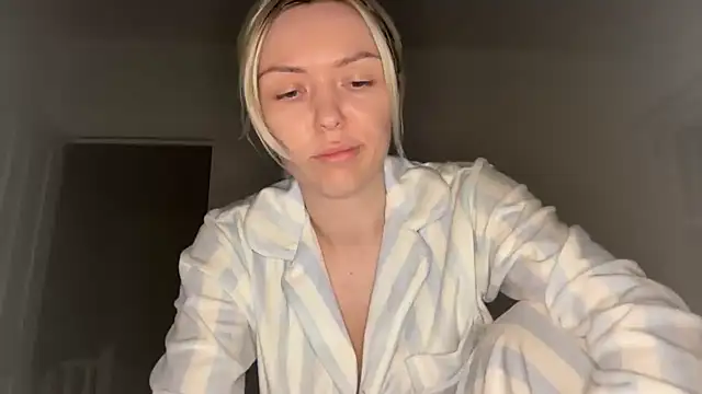 lolableux online show from February 9, 9:35 pm