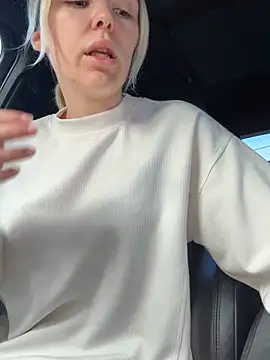 lolableux online show from March 26, 5:00 pm