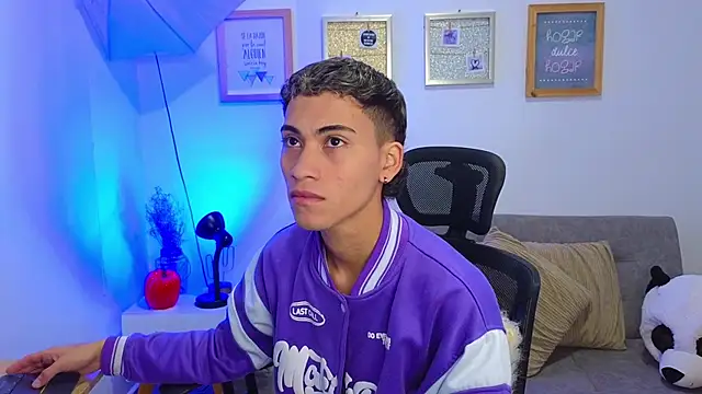 yulian vasquez online show from November 17, 12:31 pm