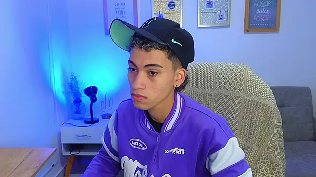 yulian vasquez online show from December 2, 12:29 pm