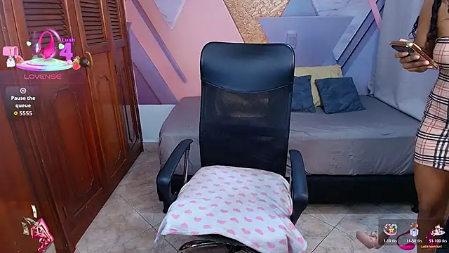 Snapshot of sharlottxl chatting on December 3, 12:44 am sharlottxl online show from December 3, 12:44 am