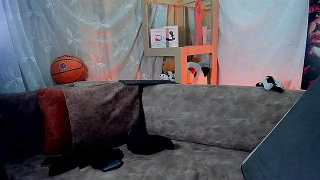 LoganTwink18 online show from April 8, 2:29 pm