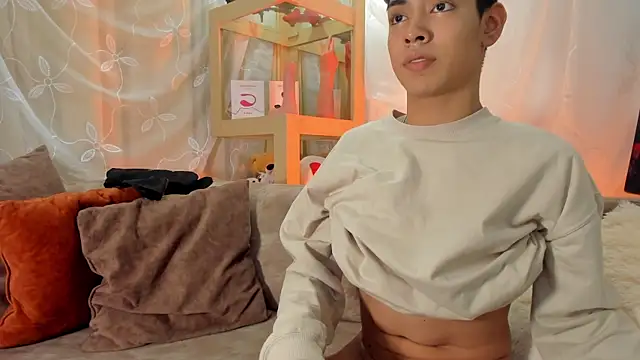 LoganTwink18 online show from April 6, 11:06 pm