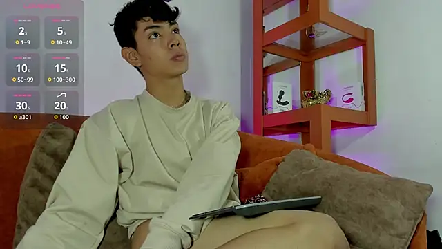 LoganTwink18 online show from October 2, 1:03 pm