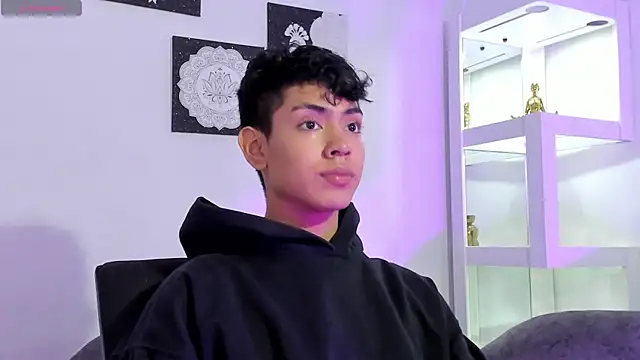 LoganTwink18 online show from September 9, 12:47 pm