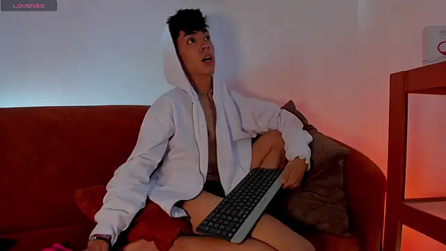 LoganTwink18 online show from October 13, 12:51 pm