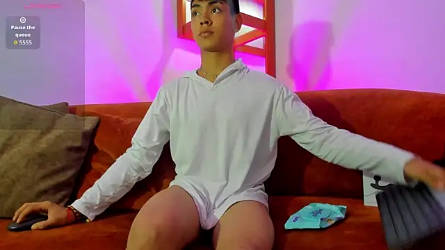 LoganTwink18 online show from September 20, 7:41 pm