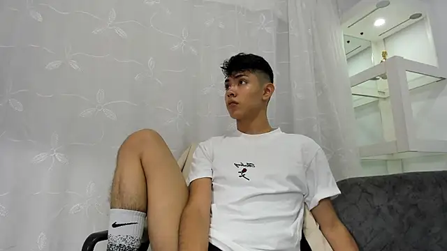 LoganTwink18 online show from September 12, 12:44 am