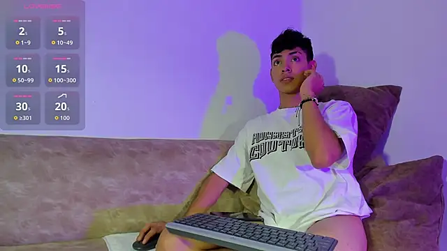 LoganTwink18 online show from October 31, 1:24 am