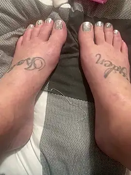 kmaddycakes1 online show from February 26, 9:31 am