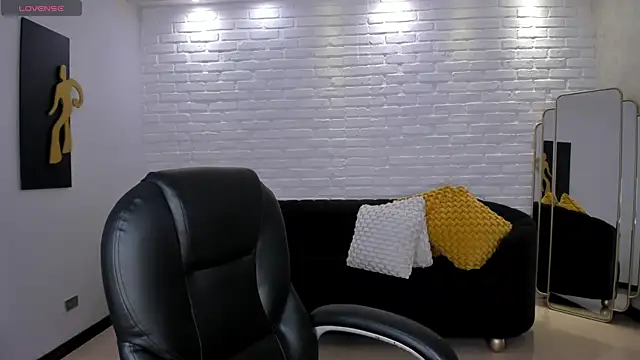 SophieHouston  online show from December 17, 4:39 am