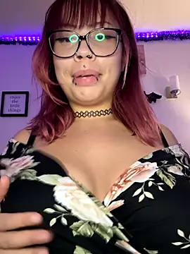 Snapshot of moan4mona chatting on October 24, 4:00 am moan4mona online show from October 24, 4:00 am