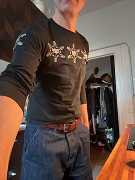 Snapshot of SexyLeon8 chatting on November 7, 7:02 am SexyLeon8 online show from November 7, 7:02 am