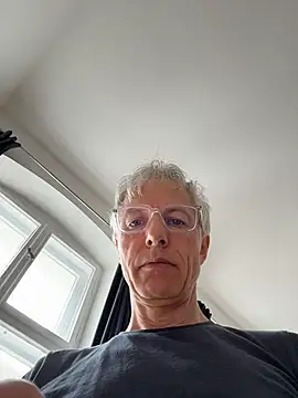 SexyLeon8 online show from April 13, 9:35 am