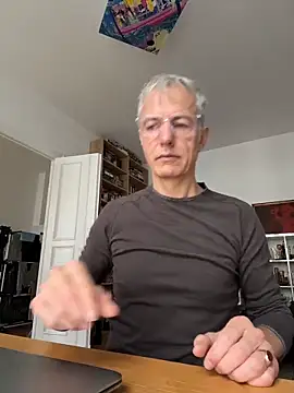 Snapshot of SexyLeon8 chatting on November 11, 8:31 am SexyLeon8 online show from November 11, 8:31 am