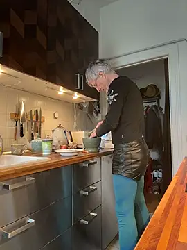 SexyLeon8 online show from February 9, 8:45 am