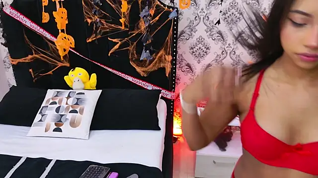 Snapshot of Becca_Grims chatting on October 25, 3:38 am Becca Grims online show from October 25, 3:38 am