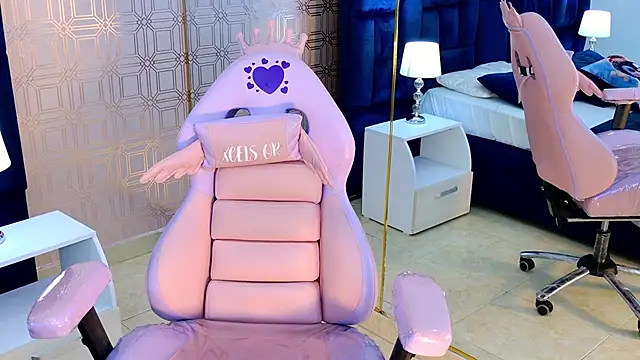 Snapshot of Becca_Grims chatting on November 29, 3:39 am Becca Grims online show from November 29, 3:39 am