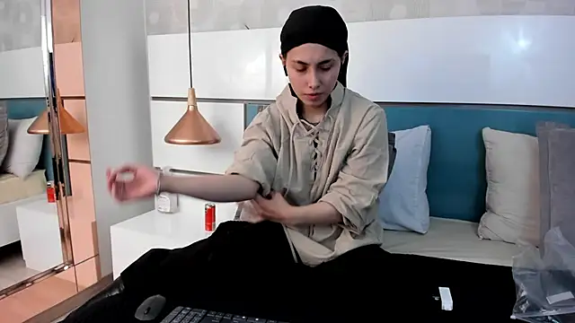 Ashkoreh online show from April 7, 9:16 pm