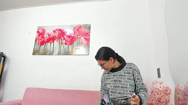 Snapshot of pinky_f00x chatting on June 2, 7:36 pm pinky f00x online show from June 2, 7:36 pm