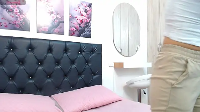 pinky f00x online show from March 18, 7:15 pm