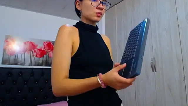 pinky f00x online show from January 7, 7:30 pm