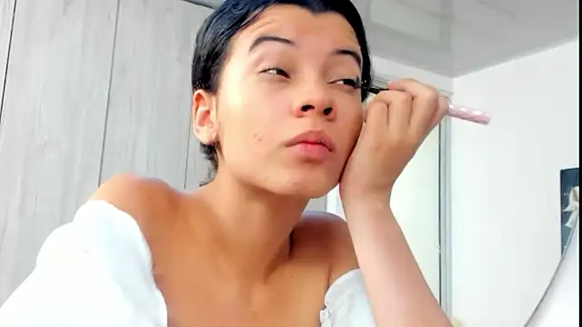 Snapshot of pinky_f00x chatting on May 27, 7:32 pm pinky f00x online show from May 27, 7:32 pm