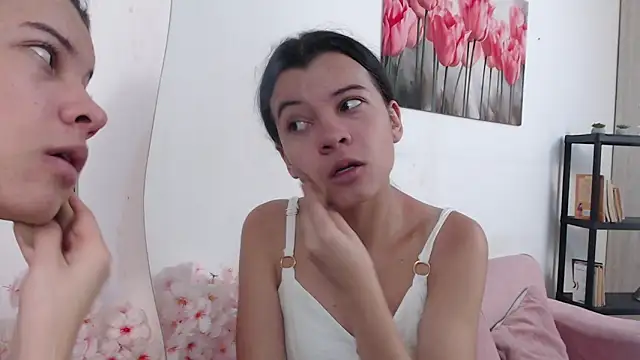 Snapshot of pinky_f00x chatting on May 6, 7:18 pm pinky f00x online show from May 6, 7:18 pm