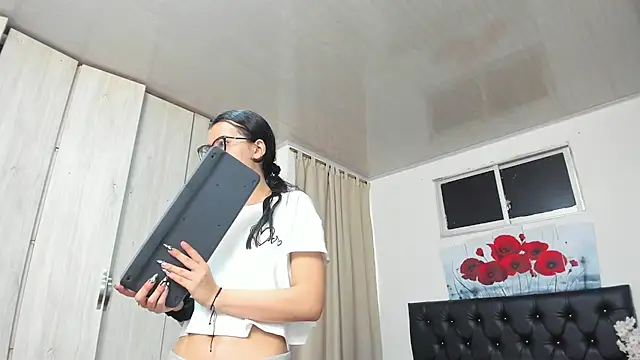 Snapshot of pinky_f00x chatting on June 24, 7:22 pm pinky f00x online show from June 24, 7:22 pm