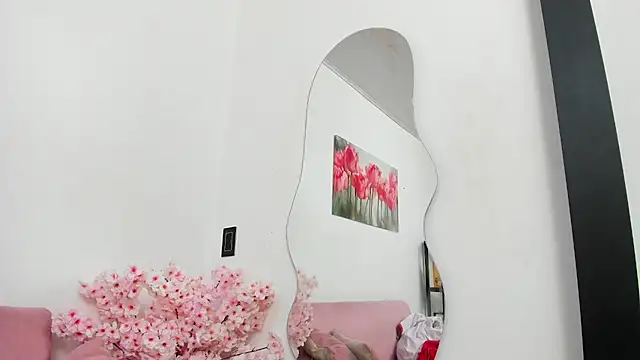 Snapshot of pinky_f00x chatting on June 4, 7:18 pm pinky f00x online show from June 4, 7:18 pm