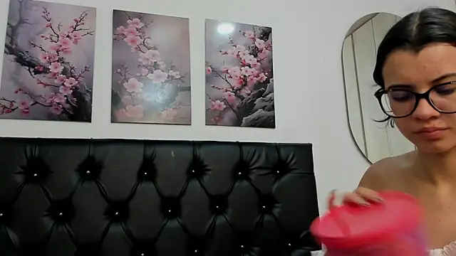 Snapshot of pinky_f00x chatting on June 19, 7:30 pm pinky f00x online show from June 19, 7:30 pm