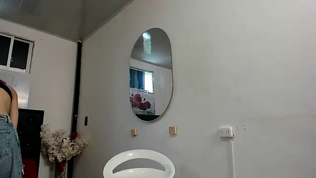 Snapshot of pinky_f00x chatting on June 9, 7:37 pm pinky f00x online show from June 9, 7:37 pm