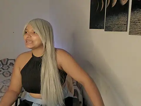 chloe kisses online show from April 8, 11:33 am