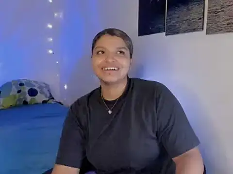 chloe kisses online show from April 27, 11:30 am