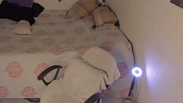 chloe kisses online show from March 16, 11:25 am