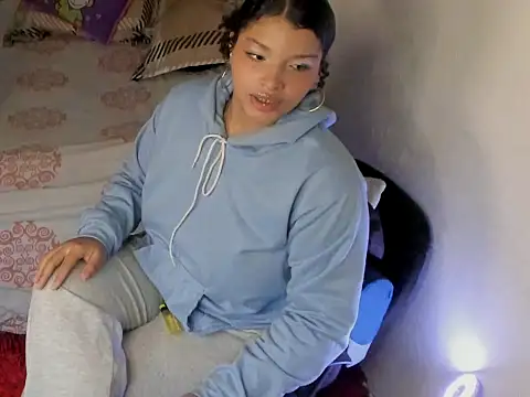 chloe kisses online show from March 23, 11:32 am