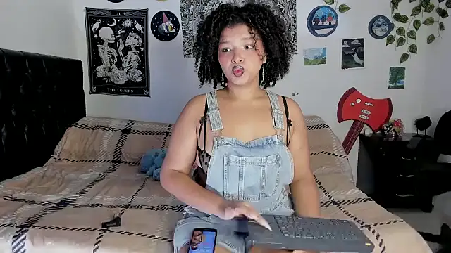 Snapshot of chloe_kisses chatting on September 14, 10:15 am chloe kisses online show from September 14, 10:15 am