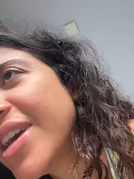 Snapshot of deusaludovica chatting on May 17, 4:40 pm deusaludovica online show from May 17, 4:40 pm