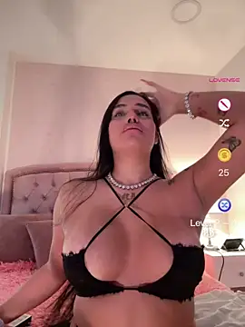Snapshot of Bella__Wood chatting on April 23, 8:32 pm Bella Wood online show from April 23, 8:32 pm